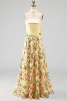 Laden Sie das Bild in den Galerie-Viewer, Trägerloses Gelbes A-Linie Maxi Blumen Hochzeitsgastkleid mit Schal