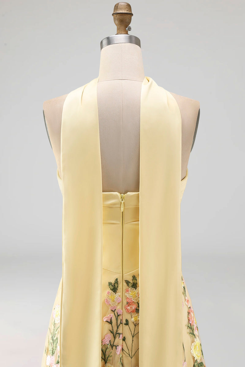 Laden Sie das Bild in den Galerie-Viewer, Trägerloses Gelbes A-Linie Maxi Blumen Hochzeitsgastkleid mit Schal