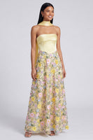 Laden Sie das Bild in den Galerie-Viewer, Trägerloses gelbes A-Linie-Maxi-Blumenkleid mit Schal