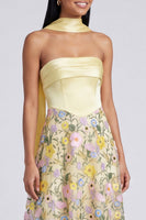 Laden Sie das Bild in den Galerie-Viewer, Trägerloses gelbes A-Linie-Maxi-Blumenkleid mit Schal