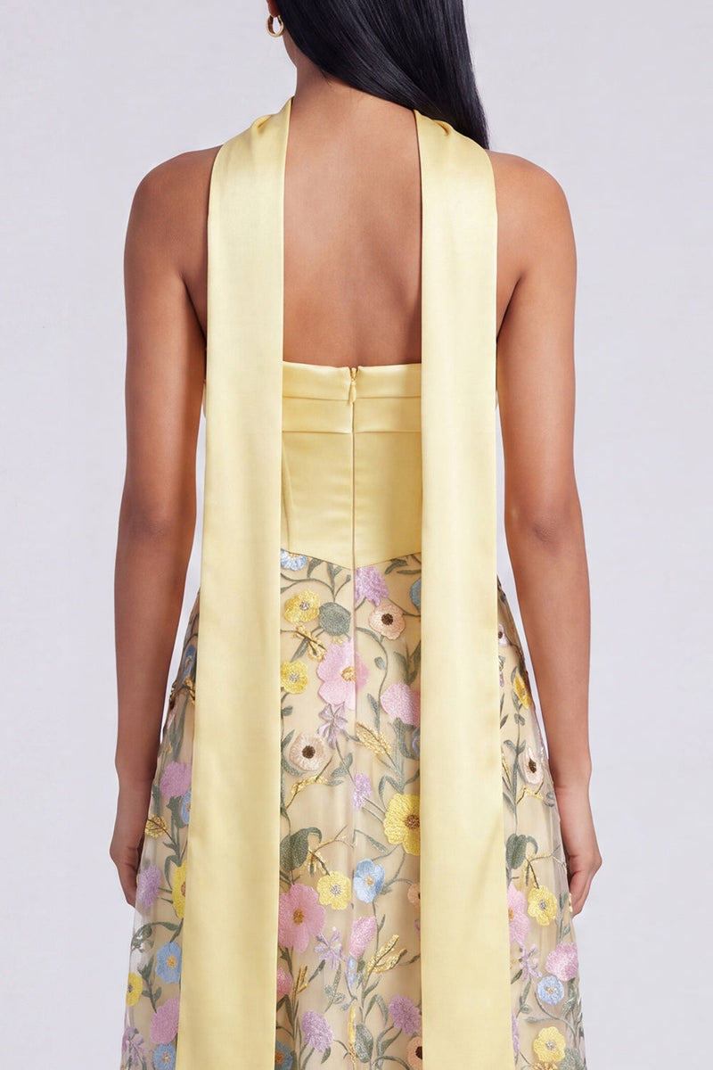 Laden Sie das Bild in den Galerie-Viewer, Trägerloses gelbes A-Linie-Maxi-Blumenkleid mit Schal