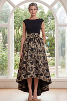 Laden Sie das Bild in den Galerie-Viewer, Schwarzer A-Linien Bateau-Ausschnitt mit Blumen-Jacquard hoch und niedrig Mutter-der-Braut-Kleid mit Schleife