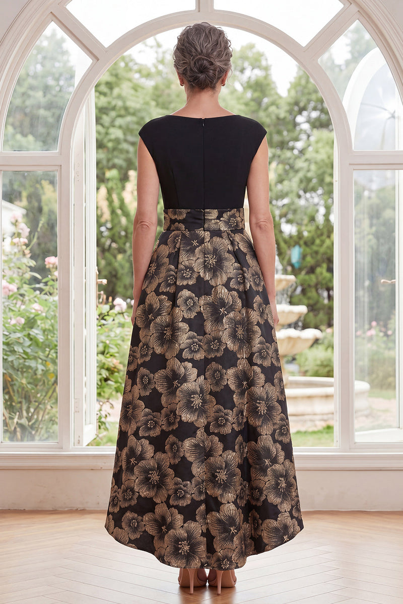 Laden Sie das Bild in den Galerie-Viewer, Schwarzer A-Linien Bateau-Ausschnitt mit Blumen-Jacquard hoch und niedrig Mutter-der-Braut-Kleid mit Schleife