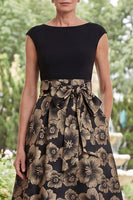 Laden Sie das Bild in den Galerie-Viewer, Schwarzer A-Linien Bateau-Ausschnitt mit Blumen-Jacquard hoch und niedrig Mutter-der-Braut-Kleid mit Schleife