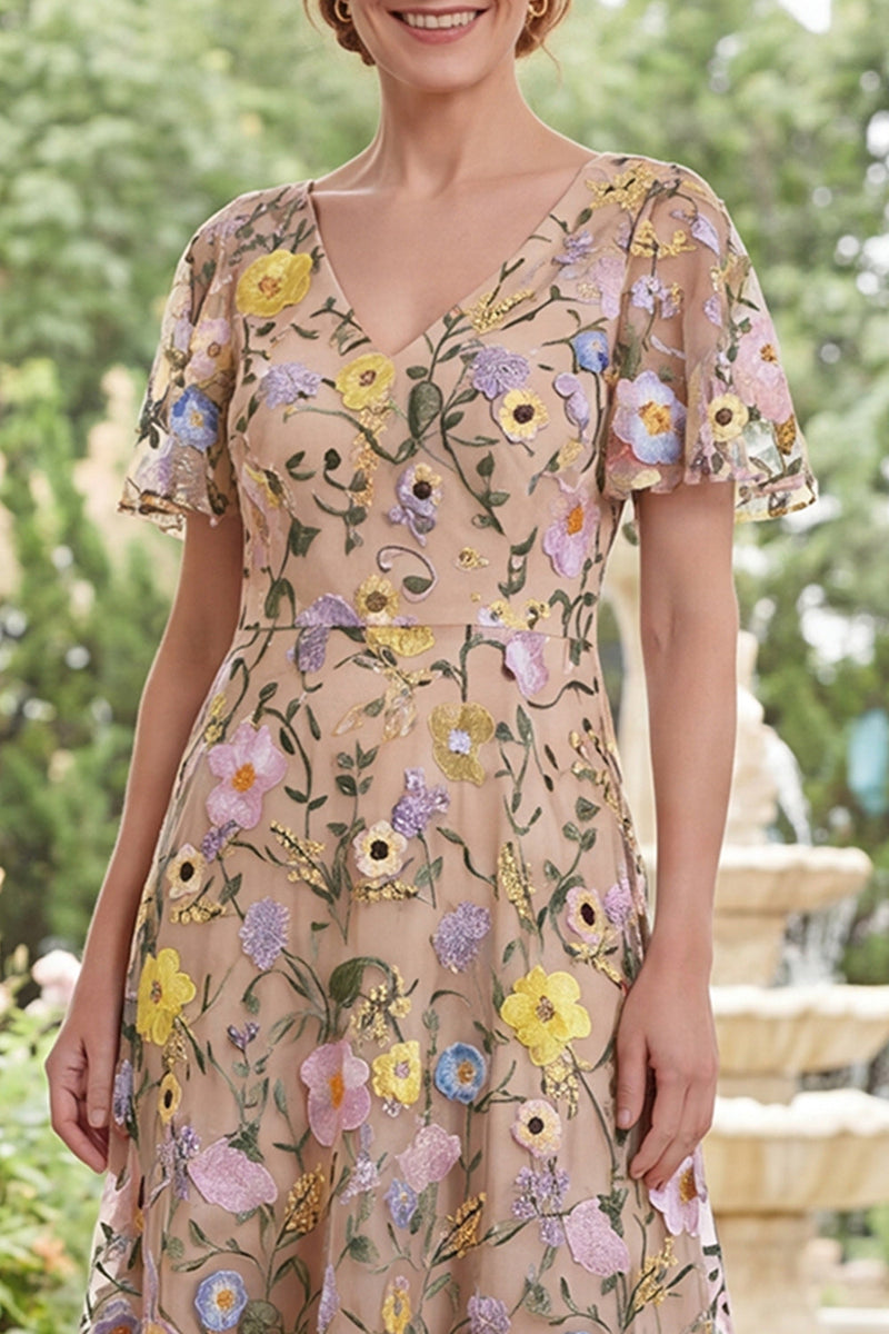 Laden Sie das Bild in den Galerie-Viewer, Champagner-Tüll A-Linie V-Ausschnitt besticktes Midi-Mutter-der-Braut-Kleid