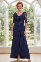 Laden Sie das Bild in den Galerie-Viewer, Marineblaues V-Ausschnitt-Chiffon-Perlenkleid mit Mutter der Braut und Rüschen