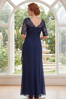 Laden Sie das Bild in den Galerie-Viewer, Marineblaues V-Ausschnitt-Chiffon-Perlenkleid mit Mutter der Braut und Rüschen