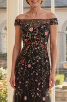 Laden Sie das Bild in den Galerie-Viewer, Schulterloses, schwarzes Tüll-Blumen-Stickerei mit langer Mutter-der-der-Braut-Kleid