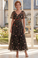 Laden Sie das Bild in den Galerie-Viewer, Schwarzes Tüll-V-Ausschnitt-Blumenkleid mit langer Stickerei der Mutter der Braut