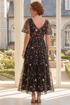 Schwarzes Tüll-V-Ausschnitt-Blumenkleid mit langer Stickerei der Mutter der Braut