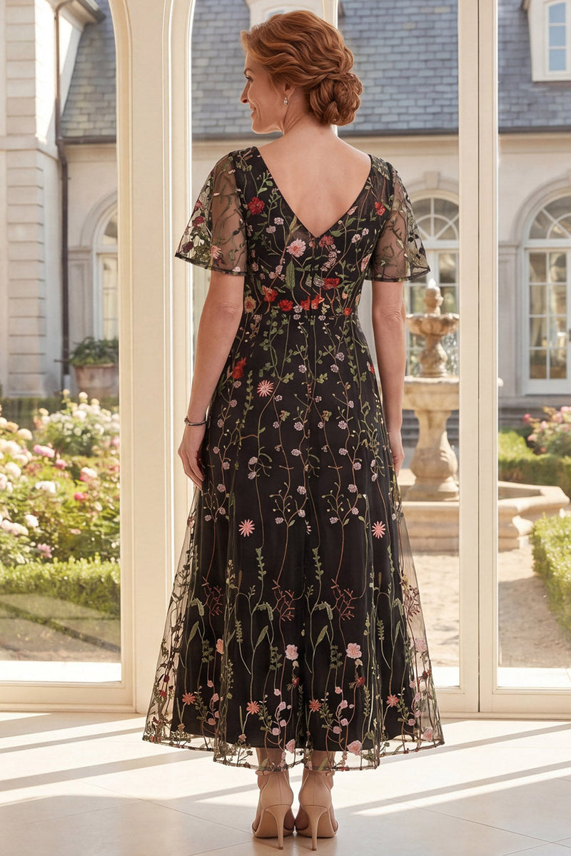 Laden Sie das Bild in den Galerie-Viewer, Schwarzes Tüll-V-Ausschnitt-Blumenkleid mit langer Stickerei der Mutter der Braut