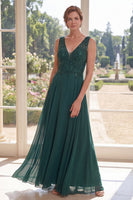 Laden Sie das Bild in den Galerie-Viewer, Dunkelgrünes V-Ausschnitt-Chiffon-Langkleid der Mutter der Braut mit Perlen