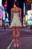 Laden Sie das Bild in den Galerie-Viewer, Trägerloses, salbeigrünes, bodycon besticktes Homecoming-Kleid mit Rüschen