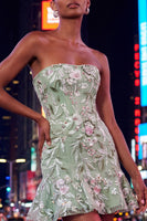 Laden Sie das Bild in den Galerie-Viewer, Trägerloses, salbeigrünes, bodycon besticktes Homecoming-Kleid mit Rüschen