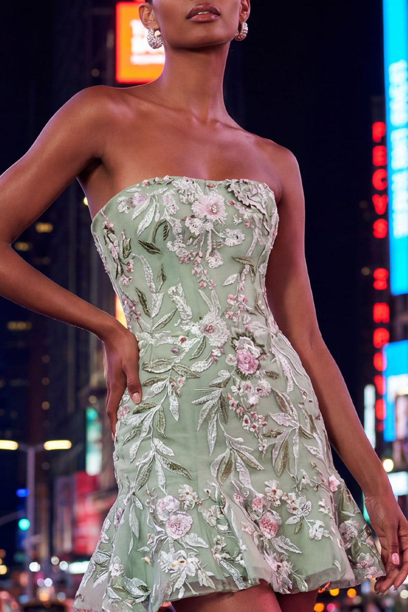 Laden Sie das Bild in den Galerie-Viewer, Trägerloses, salbeigrünes, bodycon besticktes Homecoming-Kleid mit Rüschen