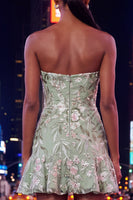 Laden Sie das Bild in den Galerie-Viewer, Trägerloses, salbeigrünes, bodycon besticktes Homecoming-Kleid mit Rüschen