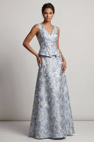 Laden Sie das Bild in den Galerie-Viewer, Staubiges Blau A-Linie V-Ausschnitt Langes Jacquard-Blumenkleid Mutter der Braut