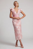 Laden Sie das Bild in den Galerie-Viewer, Glitzernde Rouge-Hülle mit V-Ausschnitt und langem Mutter-der-Braut-Kleid mit Rüschen