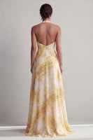 Laden Sie das Bild in den Galerie-Viewer, Halter: Ein langes gelbes, floralt bedrucktes Mutter-der-Braut-Kleid mit Schlitz