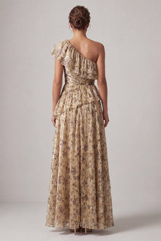 Ein Schnitt aus champagnerlangem, blumigem Rüschenkleid mit Mutter der Braut und Schlitz