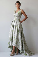 Laden Sie das Bild in den Galerie-Viewer, Ein hellgrünes, gezocktes Mutter-der-Braut-Kleid mit einer hellgrünen Blume und Taschen