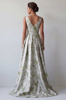 Laden Sie das Bild in den Galerie-Viewer, Ein hellgrünes, gezocktes Mutter-der-Braut-Kleid mit einer hellgrünen Blume und Taschen