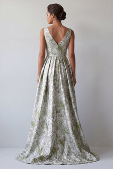 Ein hellgrünes, gezocktes Mutter-der-Braut-Kleid mit einer hellgrünen Blume und Taschen