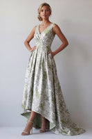 Laden Sie das Bild in den Galerie-Viewer, Ein hellgrünes, gezocktes Mutter-der-Braut-Kleid mit einer hellgrünen Blume und Taschen