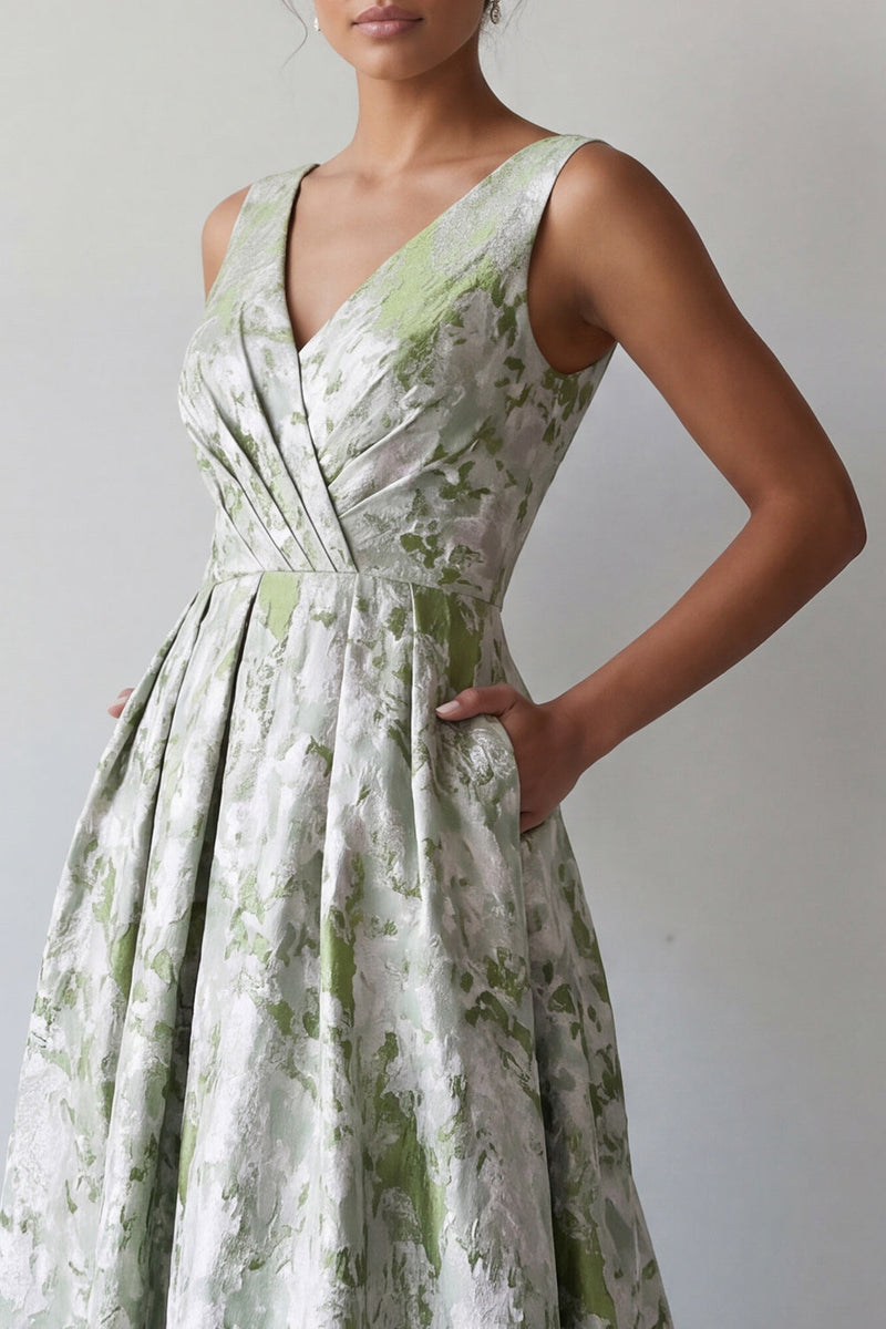 Laden Sie das Bild in den Galerie-Viewer, Ein hellgrünes, gezocktes Mutter-der-Braut-Kleid mit einer hellgrünen Blume und Taschen