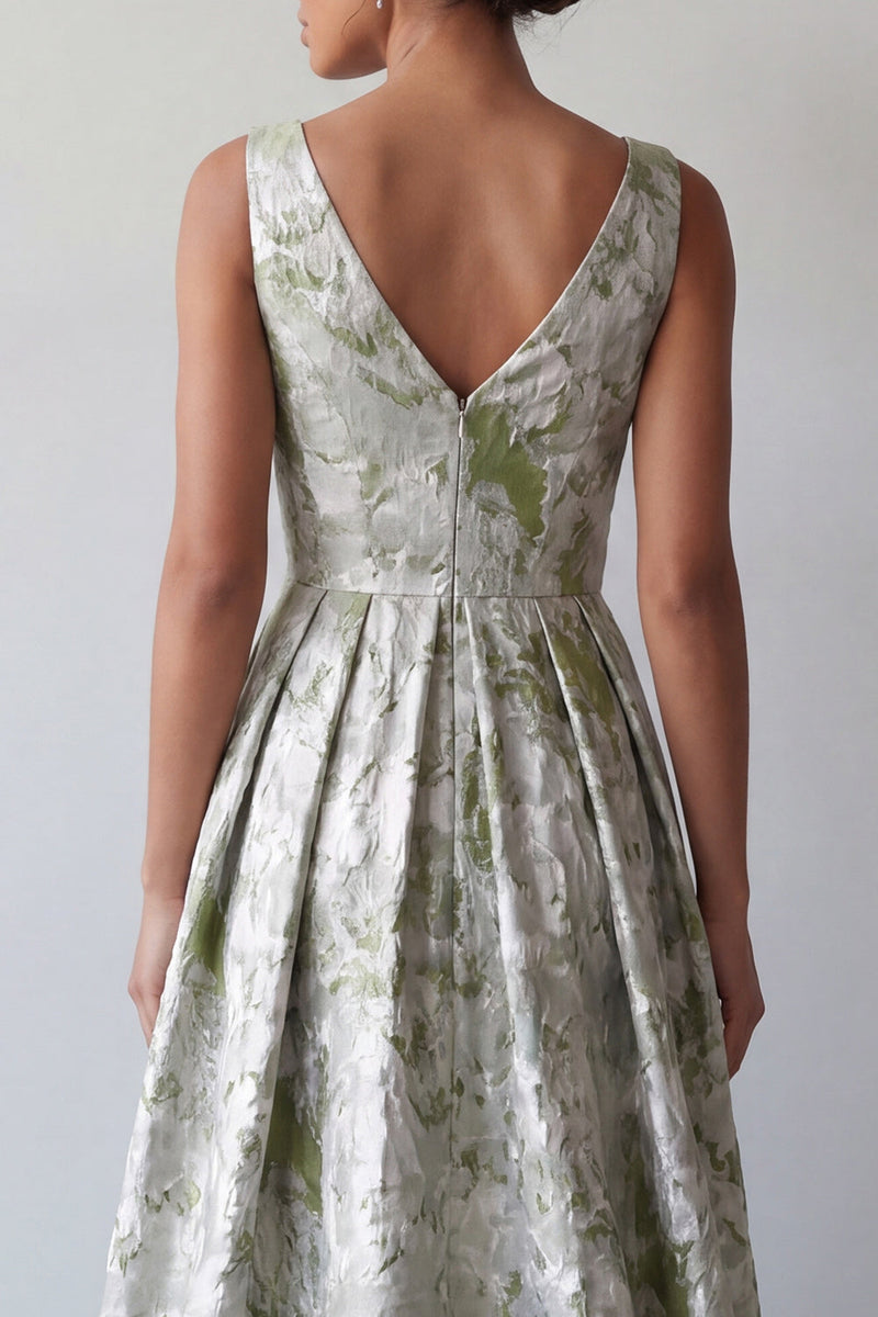 Laden Sie das Bild in den Galerie-Viewer, Ein hellgrünes, gezocktes Mutter-der-Braut-Kleid mit einer hellgrünen Blume und Taschen