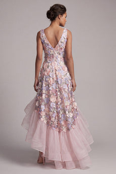 Ein Linien-Roush-Kleid mit hohem Blush und Blume mit V-Ausschnitt und Rüschen