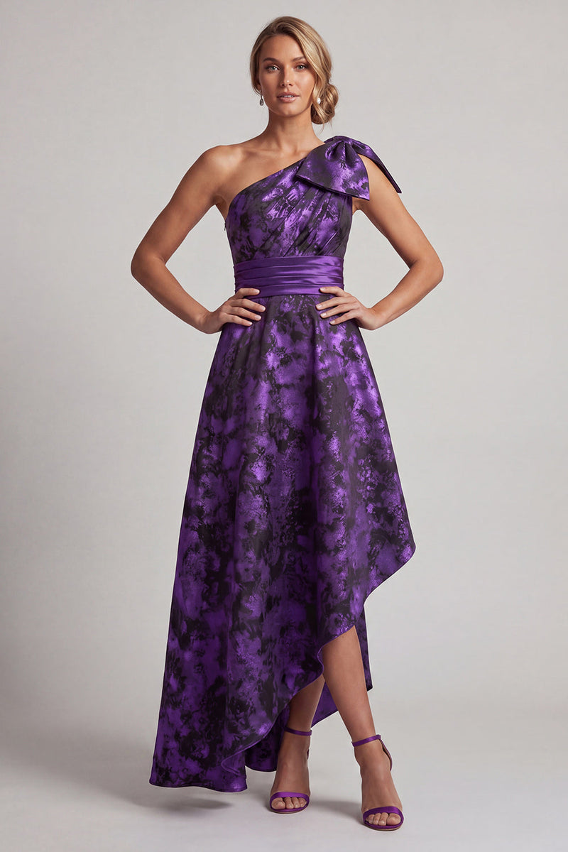Laden Sie das Bild in den Galerie-Viewer, Eine Schulter Dunkelviolett hoch niedrig Eine Linie Mutter der Braut Kleid