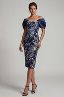 Laden Sie das Bild in den Galerie-Viewer, Marineblau schulterfreier floraler Bodycon Midi Mutter-der-Braut-Kleid mit Perlen