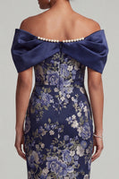 Laden Sie das Bild in den Galerie-Viewer, Marineblau schulterfreier floraler Bodycon Midi Mutter-der-Braut-Kleid mit Perlen