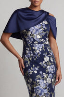 Laden Sie das Bild in den Galerie-Viewer, Marineblauer floraler Bodycon Midi Mutter der Braut Kleid mit Umhang