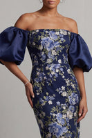 Laden Sie das Bild in den Galerie-Viewer, Off-the-shoulder marineblauer floraler Bodycon Midi-Mutter-der-Braut-Kleid mit Puffärmeln