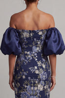 Laden Sie das Bild in den Galerie-Viewer, Off-the-shoulder marineblauer floraler Bodycon Midi-Mutter-der-Braut-Kleid mit Puffärmeln