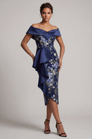 Laden Sie das Bild in den Galerie-Viewer, Off-the-shoulder marineblauer Bodycon Bodycon Midi Mutter der Braut mit Rüschen