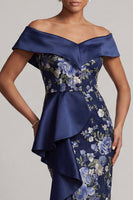 Laden Sie das Bild in den Galerie-Viewer, Off-the-shoulder marineblauer Bodycon Bodycon Midi Mutter der Braut mit Rüschen