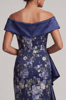 Laden Sie das Bild in den Galerie-Viewer, Off-the-shoulder marineblauer Bodycon Bodycon Midi Mutter der Braut mit Rüschen