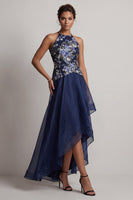 Laden Sie das Bild in den Galerie-Viewer, A-Line marineblauer Blumenhalsausschnitt mit hohem niedrigem Mutter-der-Braut-Kleid