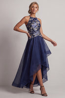 Laden Sie das Bild in den Galerie-Viewer, A-Line marineblauer Blumenhalsausschnitt mit hohem niedrigem Mutter-der-Braut-Kleid