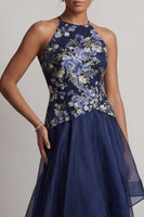 Laden Sie das Bild in den Galerie-Viewer, A-Line marineblauer Blumenhalsausschnitt mit hohem niedrigem Mutter-der-Braut-Kleid