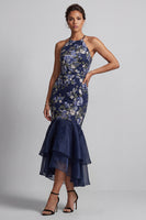 Laden Sie das Bild in den Galerie-Viewer, Marineblauer Blumenneckholderhals Meerjungfrau Long Mother Of the Bride Kleid mit Rüschen
