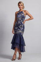 Laden Sie das Bild in den Galerie-Viewer, Marineblauer Blumenneckholderhals Meerjungfrau Long Mother Of the Bride Kleid mit Rüschen