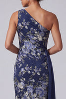 Laden Sie das Bild in den Galerie-Viewer, Einschulterblauer floraler Bodycon Midi-Mutter-der-Braut-Kleid mit Schärpe