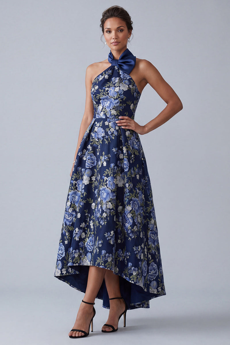 Laden Sie das Bild in den Galerie-Viewer, A-Line marineblauer Blumenhalshalter Jacquard High Low Mother Of the Bride Kleid