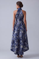 Laden Sie das Bild in den Galerie-Viewer, A-Line marineblauer Blumenhalshalter Jacquard High Low Mother Of the Bride Kleid