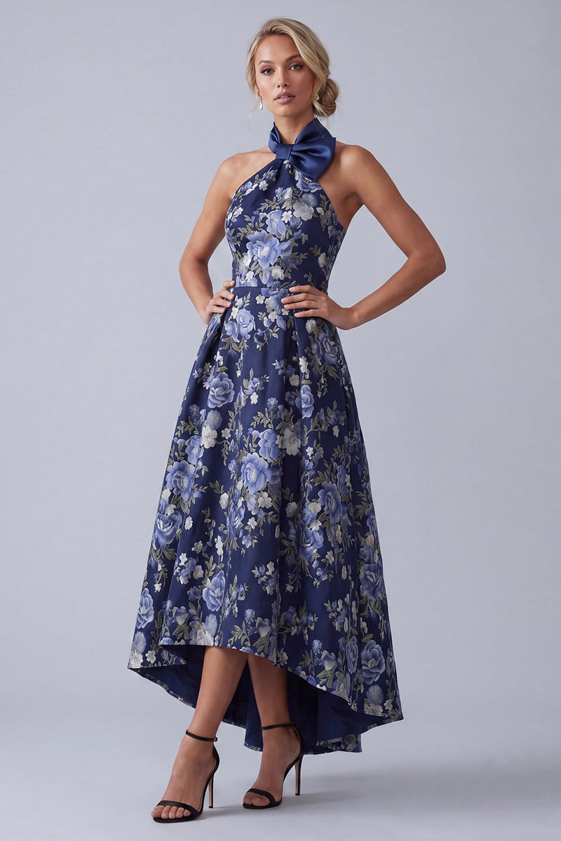 Laden Sie das Bild in den Galerie-Viewer, A-Line marineblauer Blumenhalshalter Jacquard High Low Mother Of the Bride Kleid