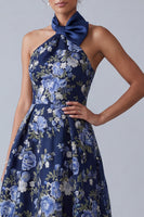 Laden Sie das Bild in den Galerie-Viewer, A-Line marineblauer Blumenhalshalter Jacquard High Low Mother Of the Bride Kleid